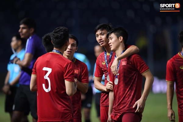 Văn Toàn đấm yêu Xuân Trường và loạt biểu cảm khó đỡ của tuyển Việt Nam trên bục nhận huy chương-13