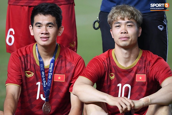 Văn Toàn đấm yêu Xuân Trường và loạt biểu cảm khó đỡ của tuyển Việt Nam trên bục nhận huy chương-14