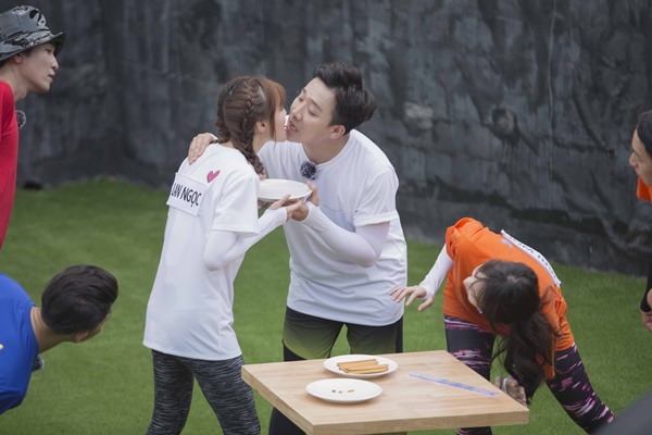 Trấn Thành ôm Lan Ngọc, Hari Won đá đểu cuộc chơi thì ngắn nhưng cuộc đời thì dài-6