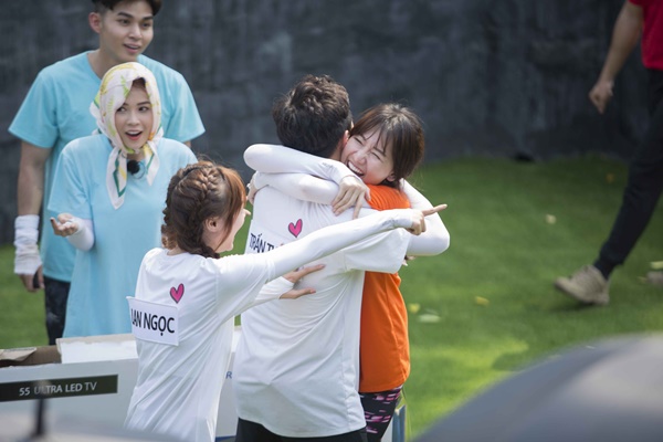 Trấn Thành ôm Lan Ngọc, Hari Won đá đểu cuộc chơi thì ngắn nhưng cuộc đời thì dài-8