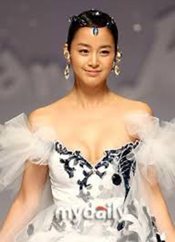 Được mệnh danh là quốc bảo nhan sắc nhưng Kim Tae Hee vẫn có những khoảnh khắc không muốn nhìn lại-10