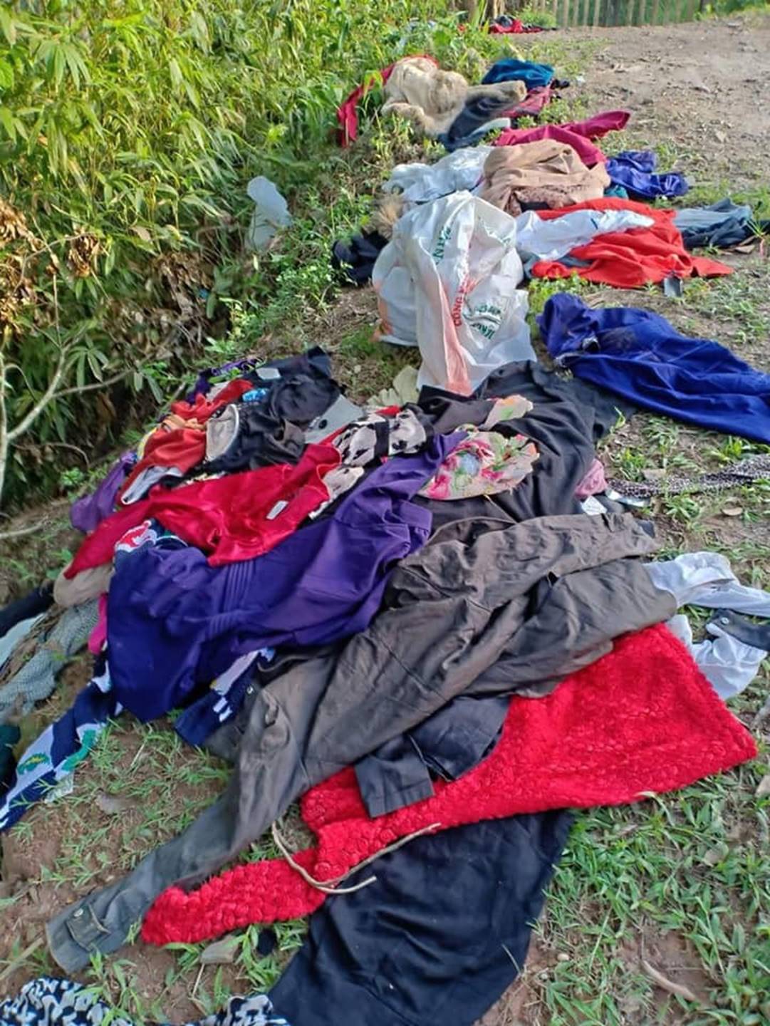 Bức xúc nhóm phụ nữ đi xin quần áo từ thiện rồi lựa đồ đẹp để bán, vứt bỏ đồ cũ lung tung trên đường-3