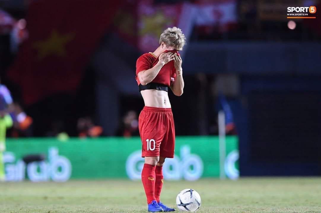 Hình ảnh Công Phượng lầm lũi lau nước mắt sau khi sút hỏng quả penalty định mệnh khiến NHM không khỏi xót xa-1