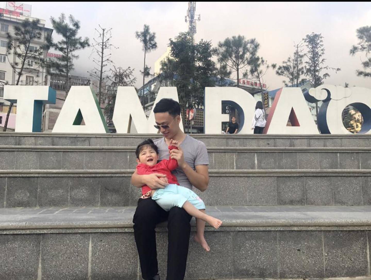 Hình ảnh mới nhất của em bé Lào Cai bị suy dinh dưỡng sau 3 năm về với mẹ nuôi khiến nhiều người ngạc nhiên-1