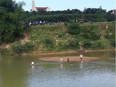 Đi mò hến, chồng và con riêng đuối nước tử vong thương tâm-1