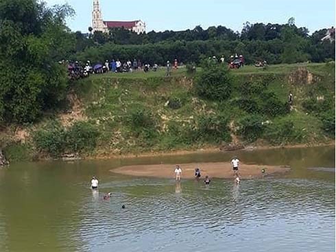 Đi mò hến, chồng và con riêng đuối nước tử vong thương tâm