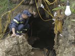 Sau 10 ngày bị mắc kẹt trong hang đá sâu 40 mét, thi thể người đàn ông đã được đưa ra bên ngoài-2