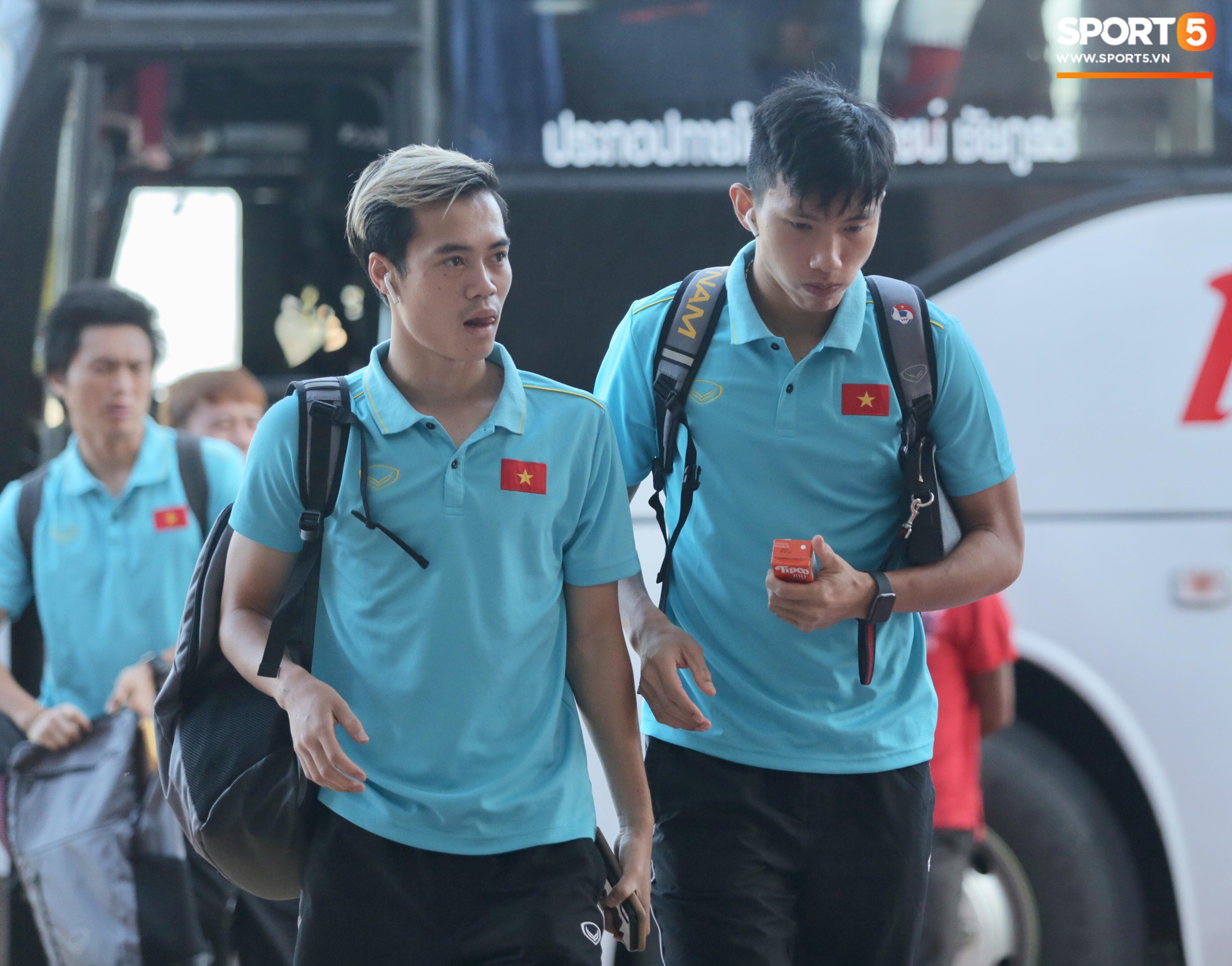 Công Phượng lẻ loi trên đường về Việt Nam, được thầy Park dặn dò kỹ càng trước khi chia tay-1