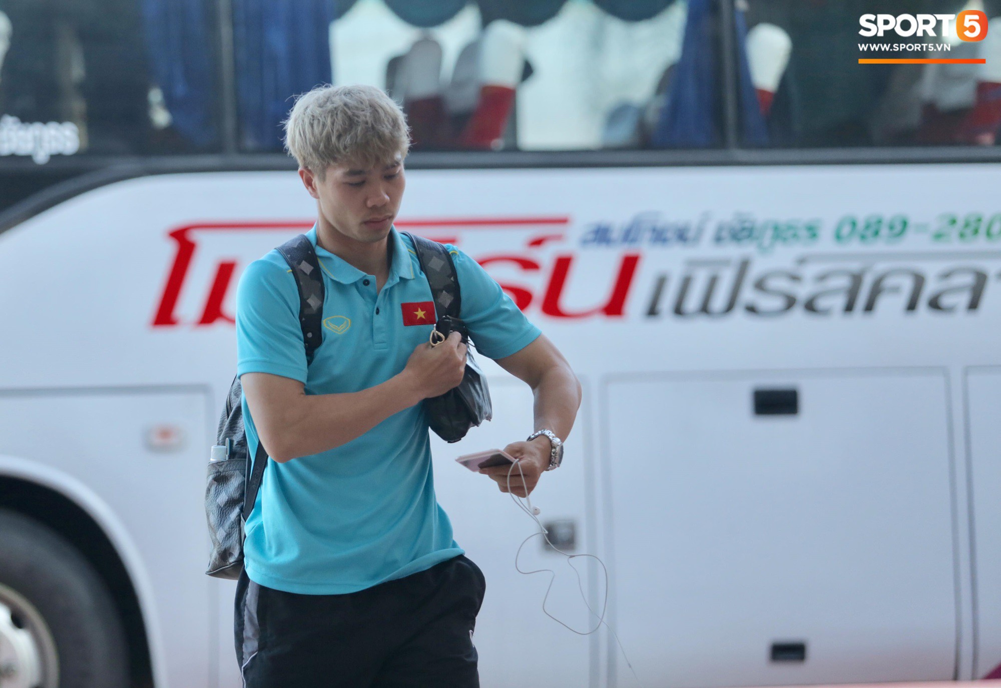 Công Phượng lẻ loi trên đường về Việt Nam, được thầy Park dặn dò kỹ càng trước khi chia tay-5