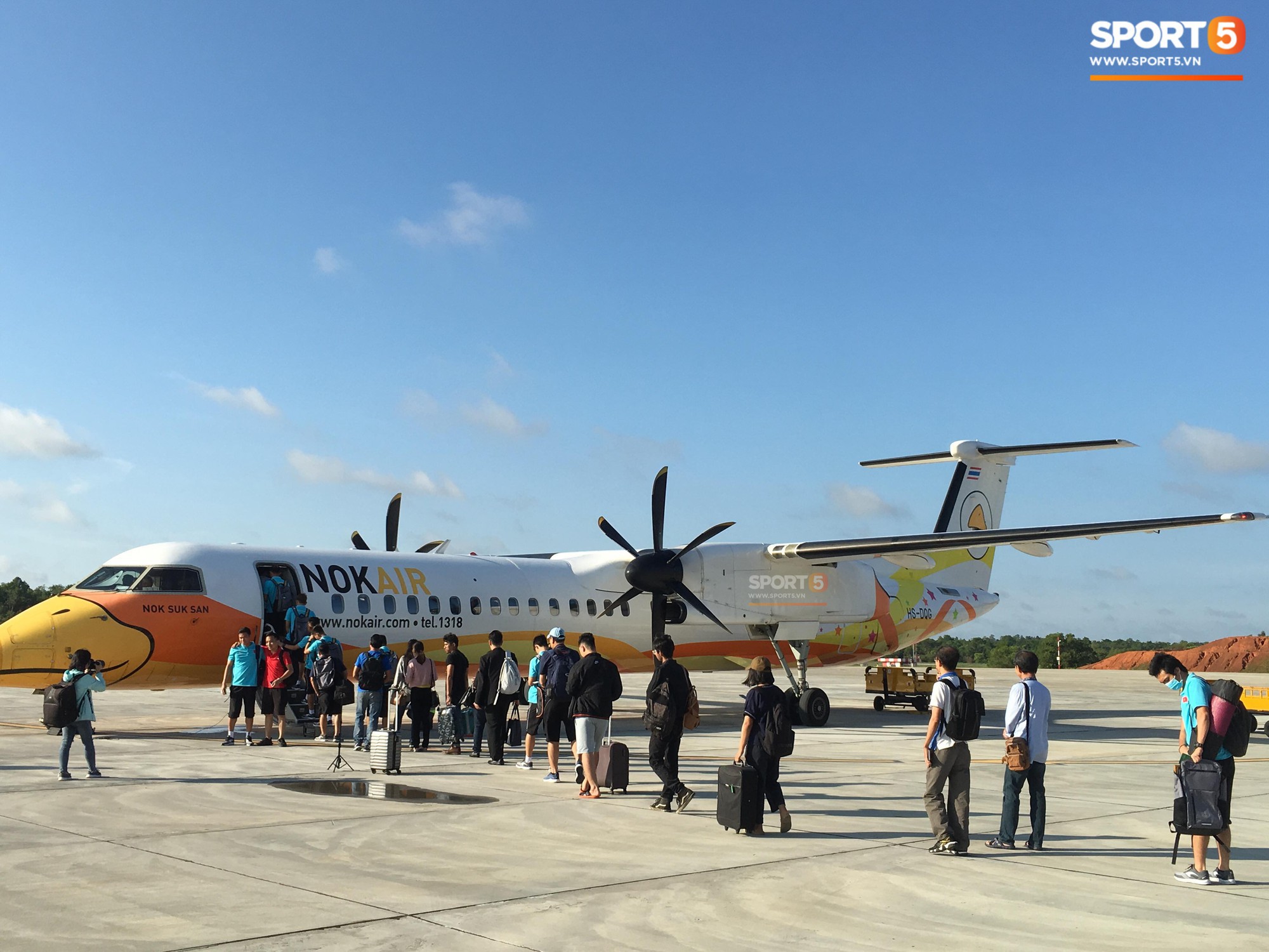 Công Phượng lẻ loi trên đường về Việt Nam, được thầy Park dặn dò kỹ càng trước khi chia tay-9