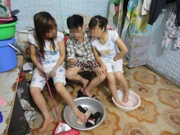 Nghi bạn cùng phòng lén lút qua lại với bạn trai, cô gái đánh ghen và nhận cái kết đắng-1