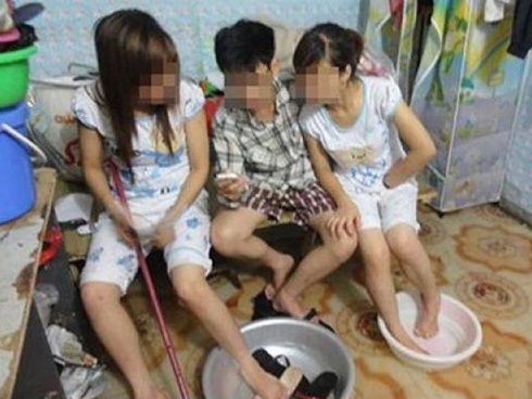 Bị bạn trai đuổi đánh, cô gái liều mình trèo qua cửa sổ tầng 6 để chạy trốn và cái kết khiến ai chứng kiến cũng muốn rụng tim-7