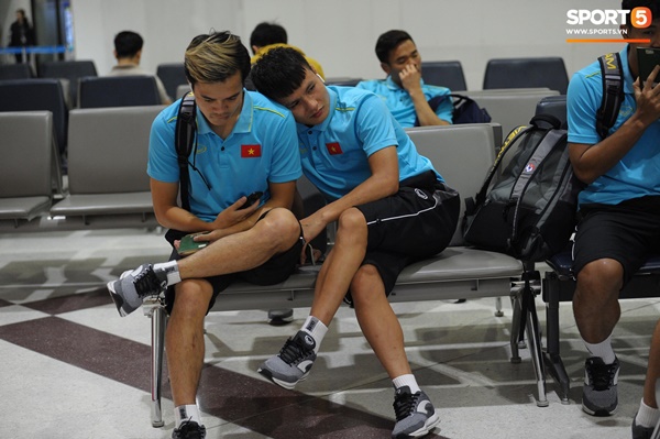 Khoảnh khắc ngọt ngào: HLV Park Hang Seo gối đầu lên đùi Văn Toàn đầy tình cảm tại sân bay-1