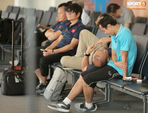 Khoảnh khắc ngọt ngào: HLV Park Hang Seo gối đầu lên đùi Văn Toàn đầy tình cảm tại sân bay-3