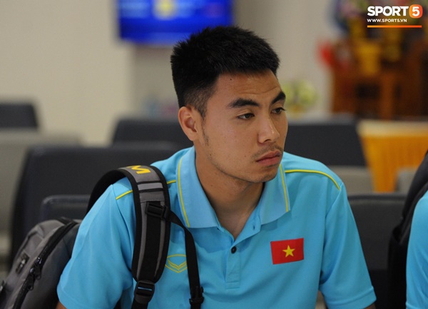 Khoảnh khắc ngọt ngào: HLV Park Hang Seo gối đầu lên đùi Văn Toàn đầy tình cảm tại sân bay-6