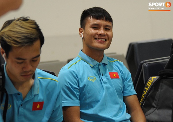 Khoảnh khắc ngọt ngào: HLV Park Hang Seo gối đầu lên đùi Văn Toàn đầy tình cảm tại sân bay-7