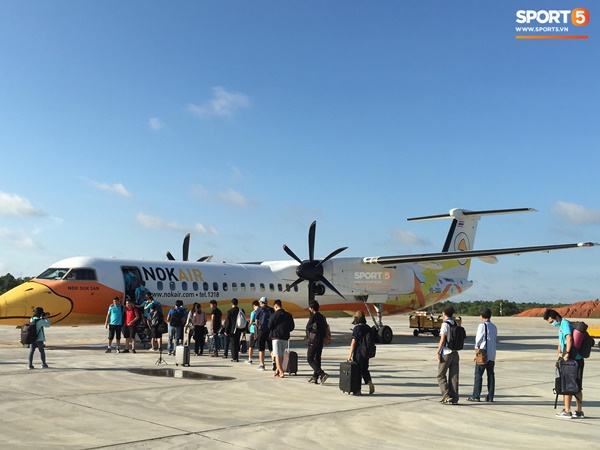 Khoảnh khắc ngọt ngào: HLV Park Hang Seo gối đầu lên đùi Văn Toàn đầy tình cảm tại sân bay-8