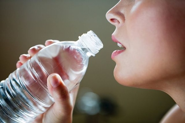 3 thói quen uống nước làm hỏng thận nhiều người mắc-1