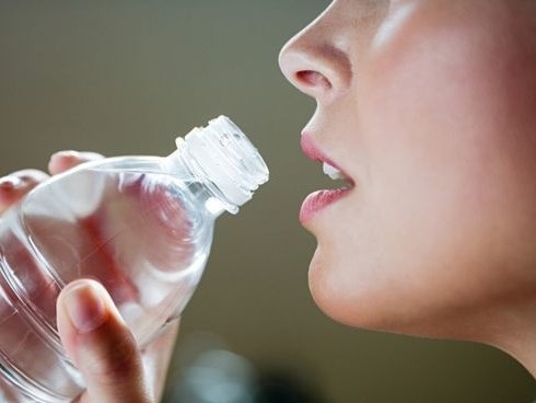 3 thói quen uống nước làm hỏng thận nhiều người mắc