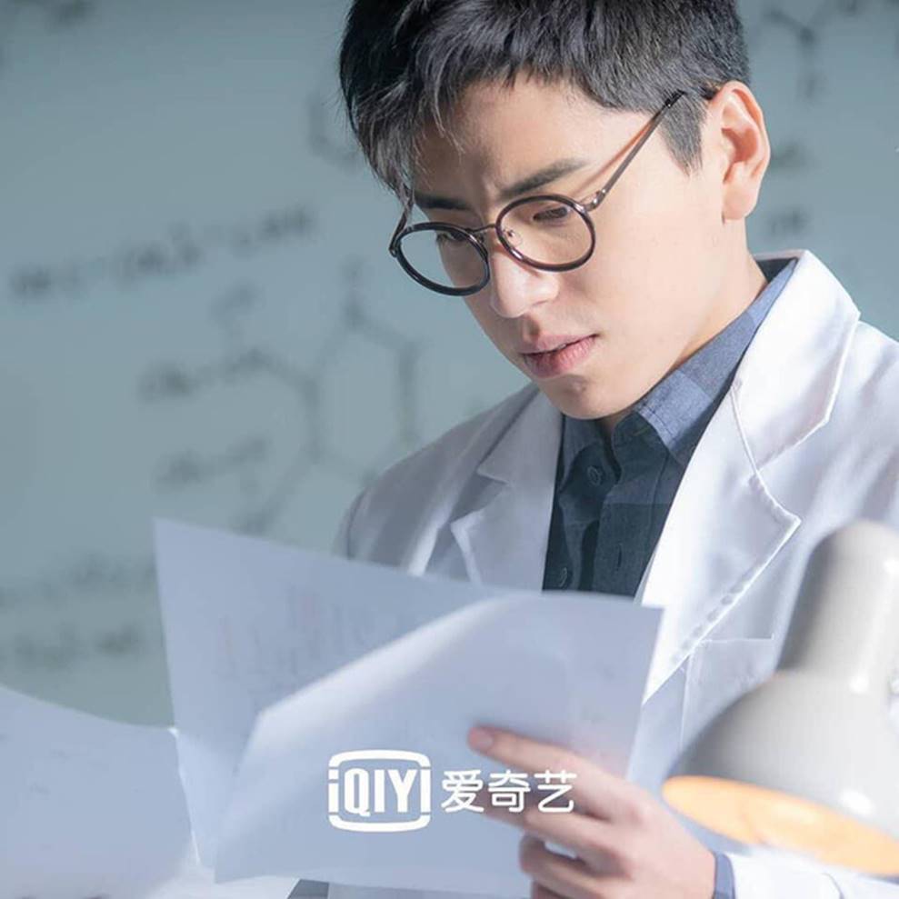 Xuất hiện thầy giáo dạy Hóa đẹp tựa nam thần khiến dân mạng phát cuồng, biết danh tính thật còn shock hơn vạn lần-1