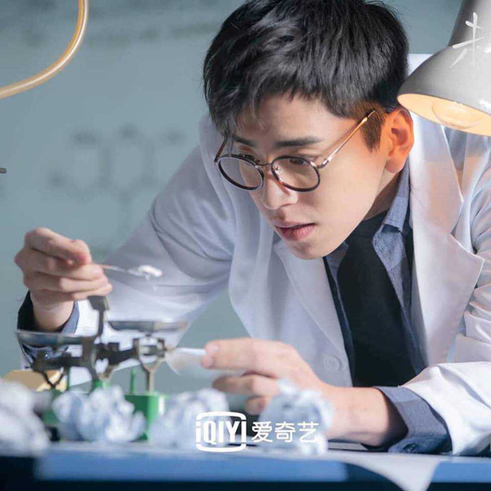 Xuất hiện thầy giáo dạy Hóa đẹp tựa nam thần khiến dân mạng phát cuồng, biết danh tính thật còn shock hơn vạn lần-4