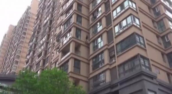 Bị bạn trai đuổi đánh, cô gái liều mình trèo qua cửa sổ tầng 6 để chạy trốn và cái kết khiến ai chứng kiến cũng muốn rụng tim-2