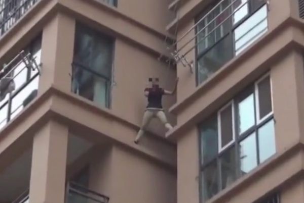 Bị bạn trai đuổi đánh, cô gái liều mình trèo qua cửa sổ tầng 6 để chạy trốn và cái kết khiến ai chứng kiến cũng muốn rụng tim-3