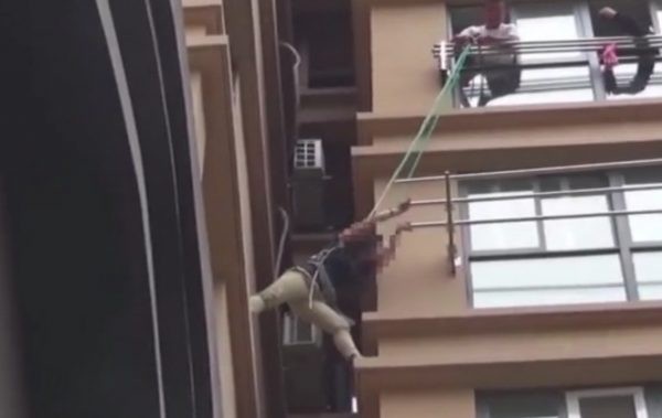 Bị bạn trai đuổi đánh, cô gái liều mình trèo qua cửa sổ tầng 6 để chạy trốn và cái kết khiến ai chứng kiến cũng muốn rụng tim-4