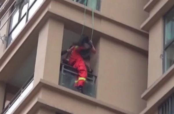 Bị bạn trai đuổi đánh, cô gái liều mình trèo qua cửa sổ tầng 6 để chạy trốn và cái kết khiến ai chứng kiến cũng muốn rụng tim-5
