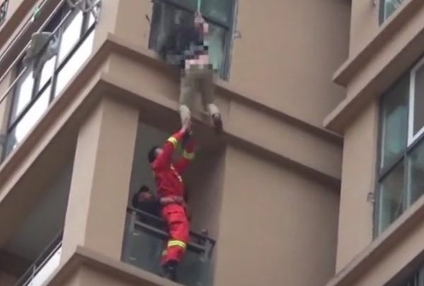 Bị bạn trai đuổi đánh, cô gái liều mình trèo qua cửa sổ tầng 6 để chạy trốn và cái kết khiến ai chứng kiến cũng muốn rụng tim-6