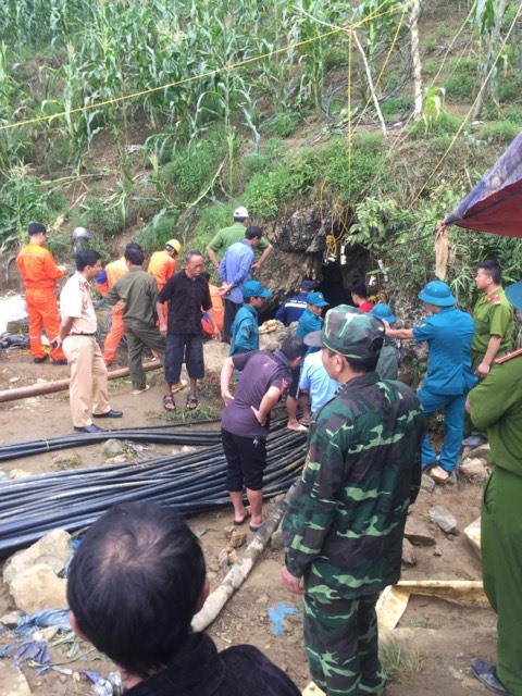 Sau 10 ngày bị mắc kẹt trong hang đá sâu 40 mét, thi thể người đàn ông đã được đưa ra bên ngoài-1