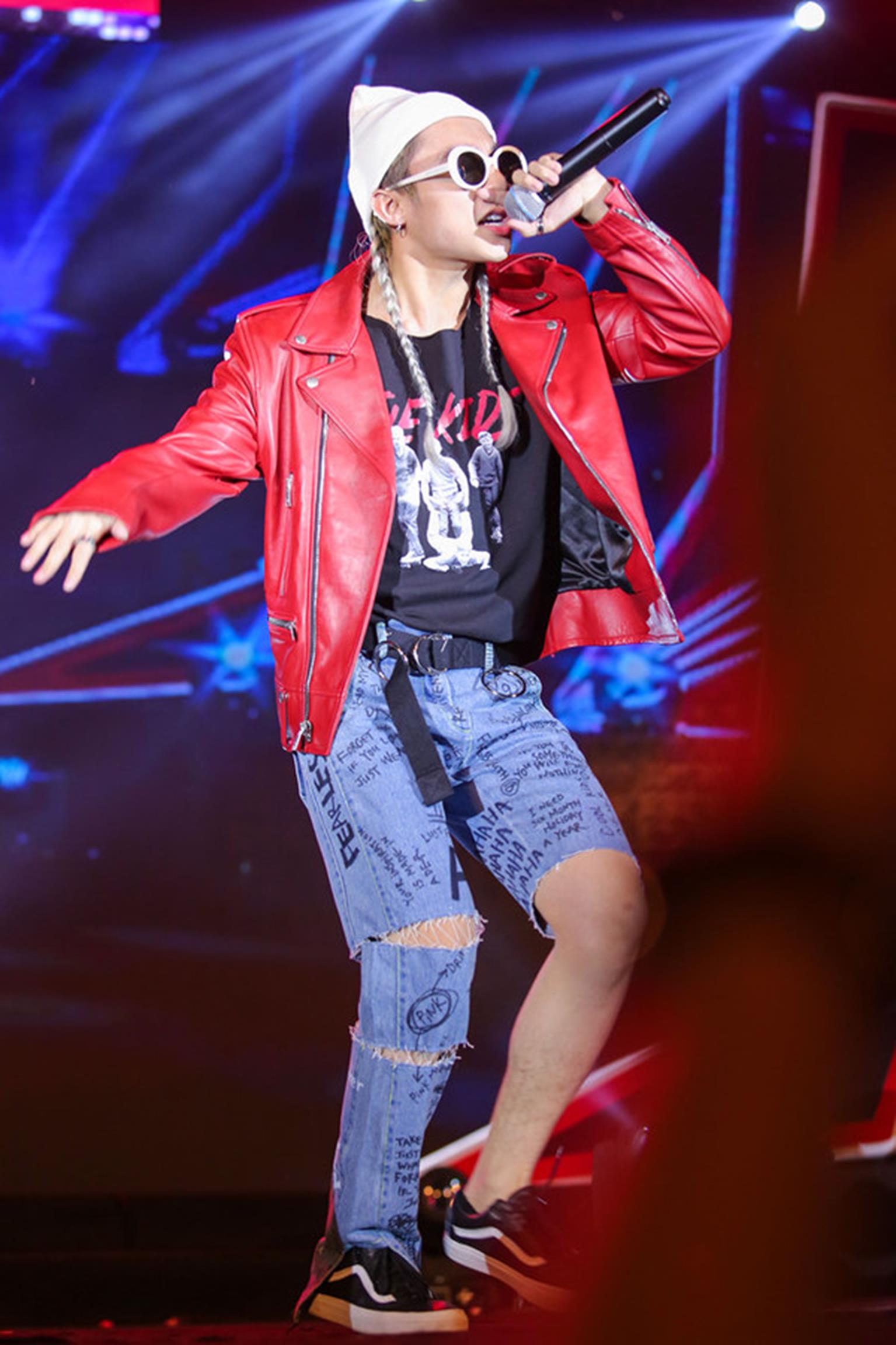 HHen Niê mặc quần bên mất bên còn, đi dép tổ ong màu sắc chói lọi-5