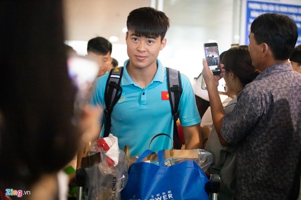 Văn Hậu liên tục ho khi trở về Việt Nam sau Kings Cup-3