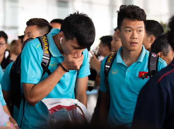Văn Hậu liên tục ho khi trở về Việt Nam sau Kings Cup-4