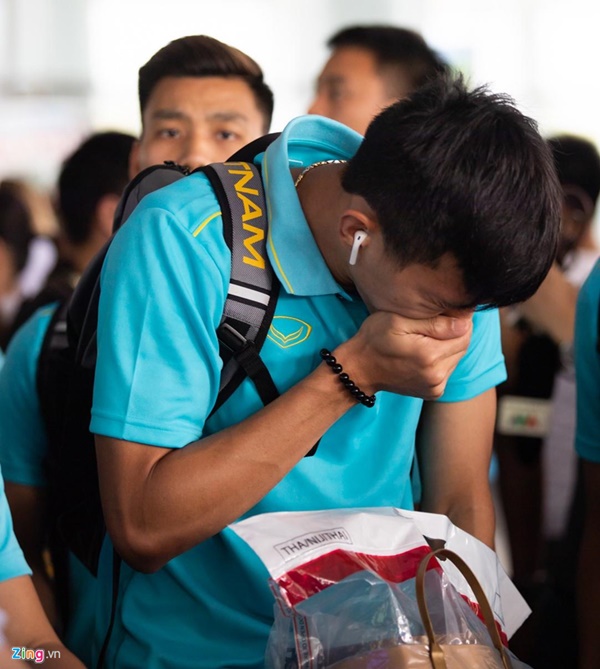 Văn Hậu liên tục ho khi trở về Việt Nam sau Kings Cup-5