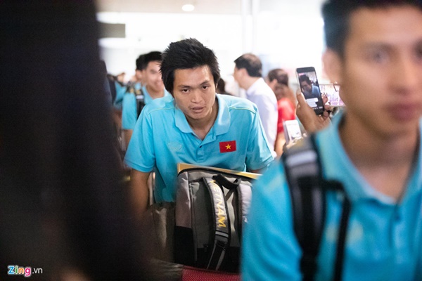 Văn Hậu liên tục ho khi trở về Việt Nam sau Kings Cup-6