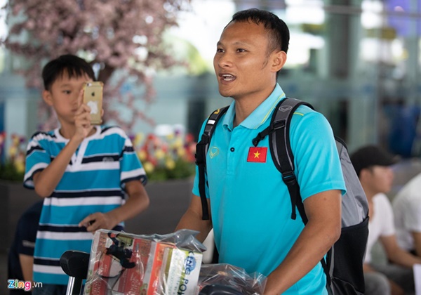 Văn Hậu liên tục ho khi trở về Việt Nam sau Kings Cup-7