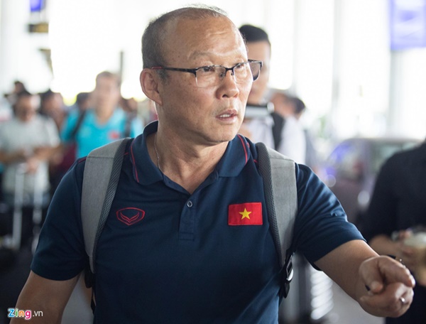 Văn Hậu liên tục ho khi trở về Việt Nam sau Kings Cup-9