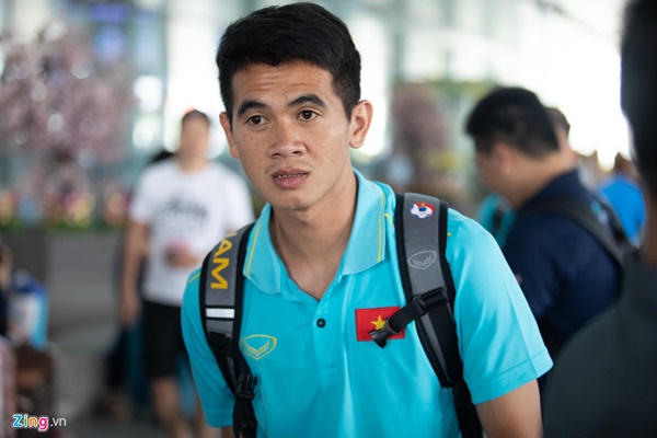 Văn Hậu liên tục ho khi trở về Việt Nam sau Kings Cup-10