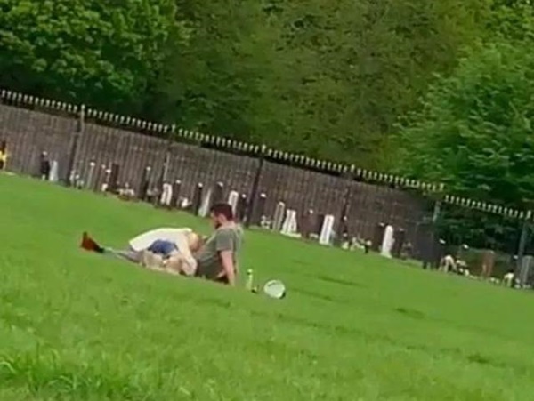 Cặp đôi thản nhiên mây mưa, làm đủ mọi tư thế nhạy cảm trong công viên giữa ban ngày-1