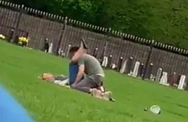 Cặp đôi thản nhiên mây mưa, làm đủ mọi tư thế nhạy cảm trong công viên giữa ban ngày-2