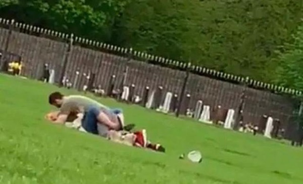 Cặp đôi thản nhiên mây mưa, làm đủ mọi tư thế nhạy cảm trong công viên giữa ban ngày-3