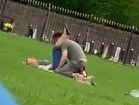 Nhức mắt cảnh cặp đôi làm chuyện ấy giữa thanh thiên bạch nhật, không màng người qua lại-3