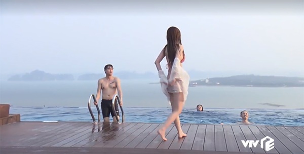 Thân thế bất ngờ của cô gái sexy bên bể bơi hút mắt Vũ sở khanh trong Về nhà đi con-1