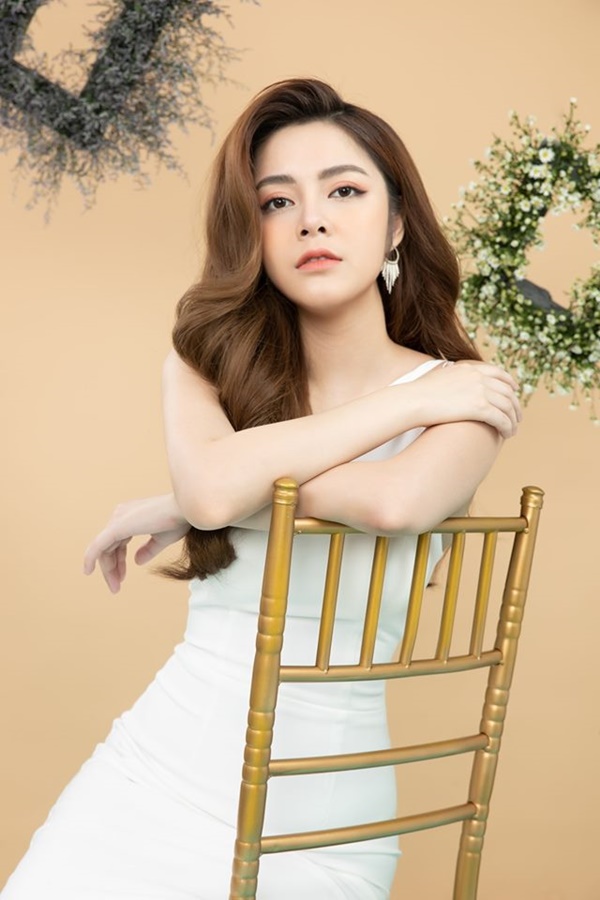 Thân thế bất ngờ của cô gái sexy bên bể bơi hút mắt Vũ sở khanh trong Về nhà đi con-10