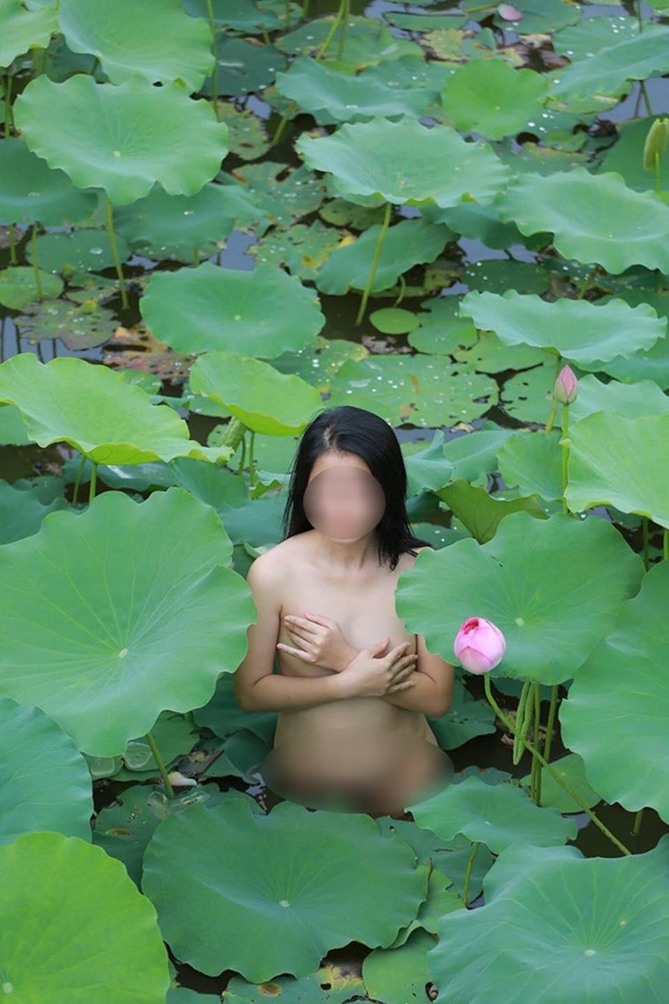 Cuối tuần đã nóng nực, dân mạng lại càng phát rồ vì chị gái nude khoe thân dưới hồ sen-2