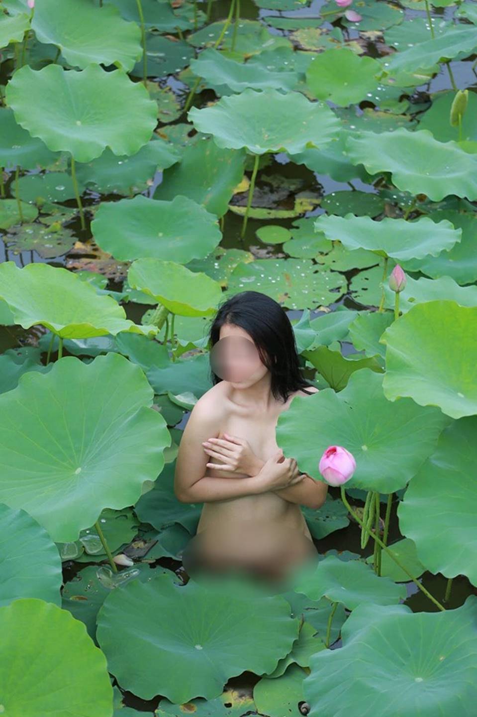 Cuối tuần đã nóng nực, dân mạng lại càng phát rồ vì chị gái nude khoe thân dưới hồ sen-7