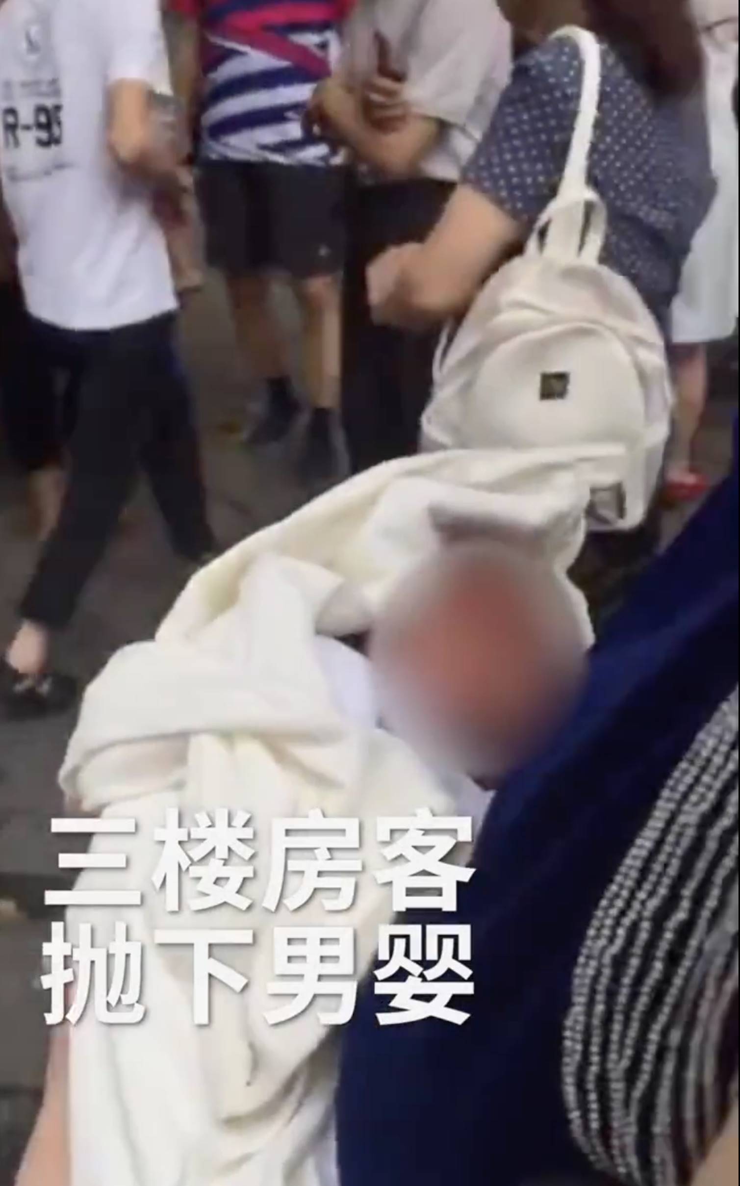 Mẹ đơn thân một mình sinh con rồi tự cắt dây rốn, sau đó ném xuống từ tầng 3 nhưng đứa trẻ đã sống sót một cách ngoạn mục-2