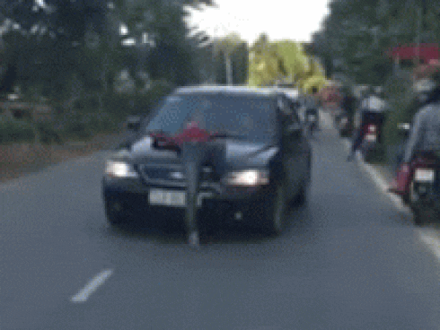 CLIP: Bị kẹt giữa xe tải và ô tô con, người đàn ông đi xe máy thoát ở vị trí không ngờ-1