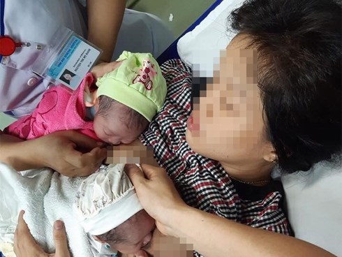 Ca sinh đôi hi hữu ở Quảng Nam: 1 bé sinh trong toilet ở nhà, 1 bé sinh tại bệnh viện